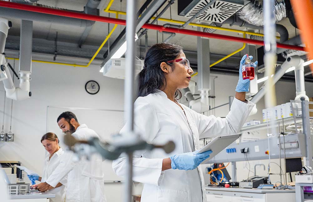 Women in chemical lab