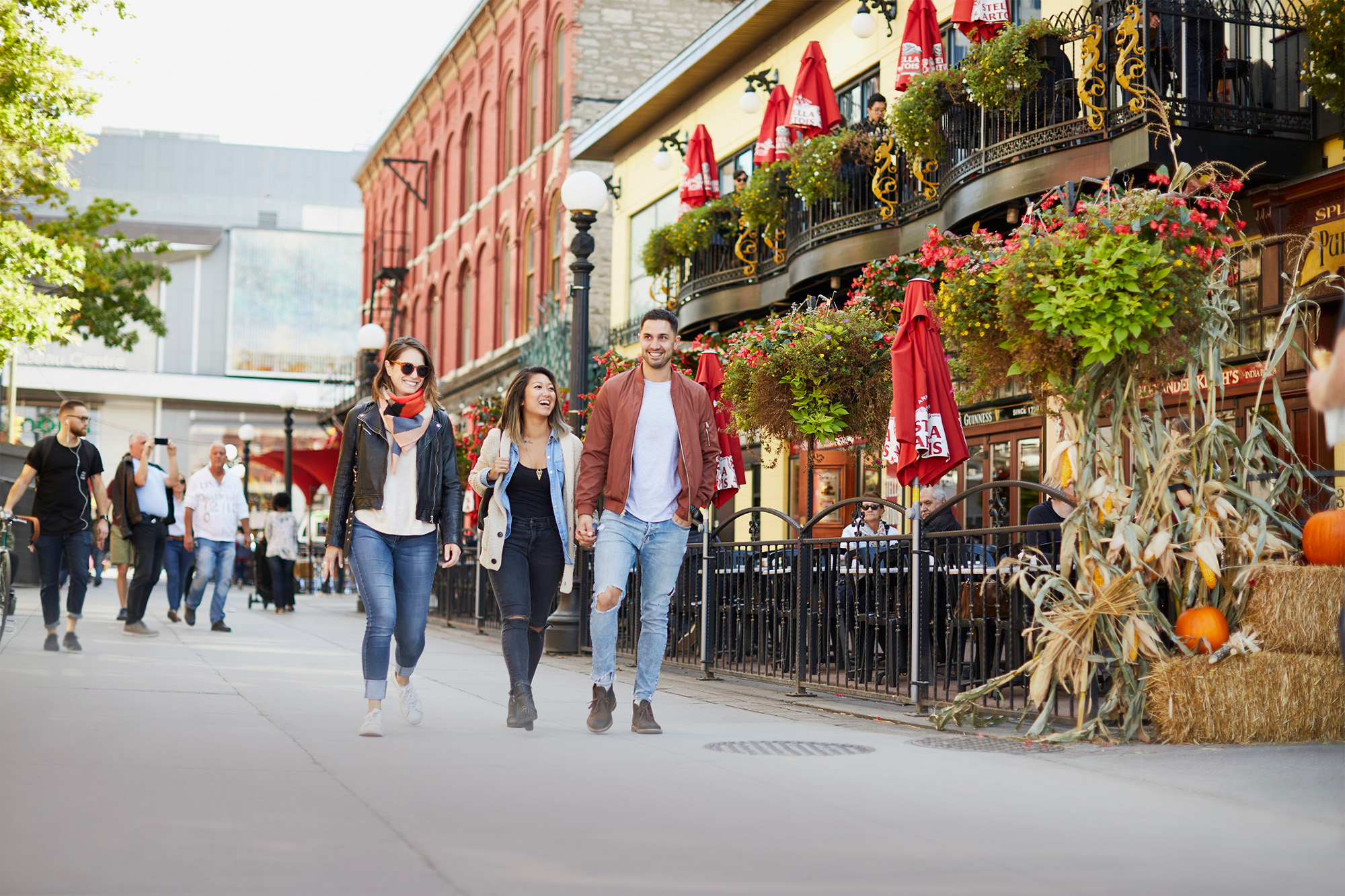 groupe d’amis marchant dans le marché By à Ottawa